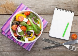 Ein gesundes Essen (Suppe) mit einem Block und einen Stift daneben