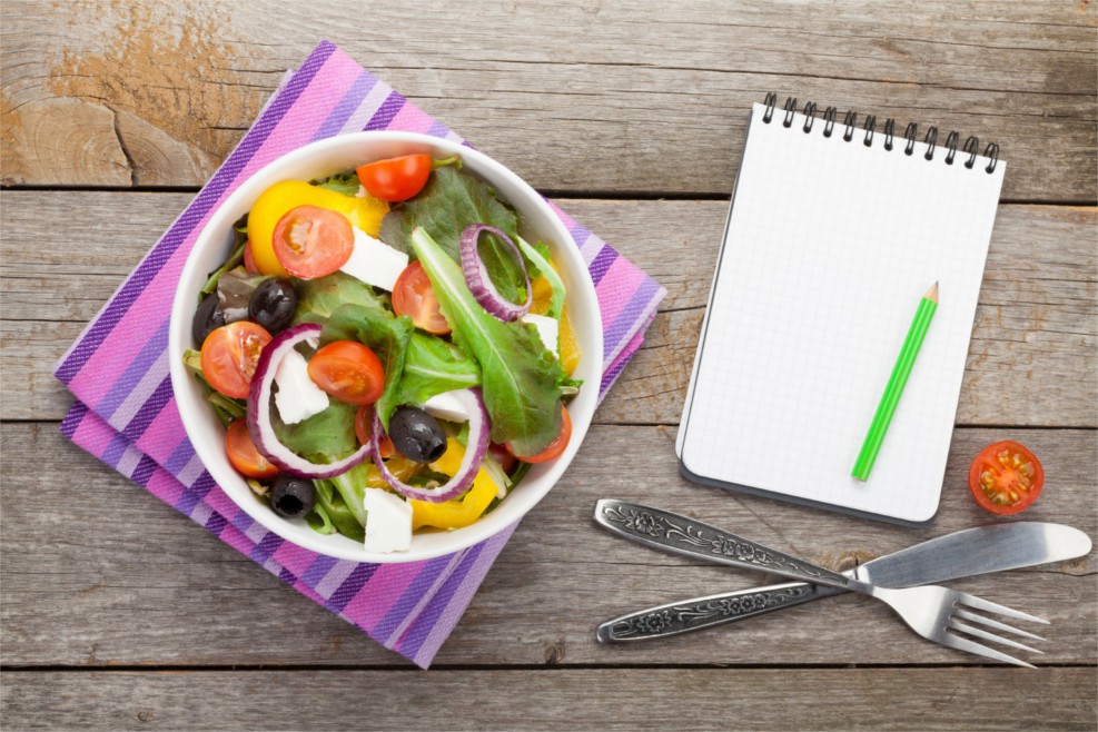 Ein gesundes Essen (Suppe) mit einem Block und einen Stift daneben