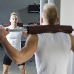 Sportler trainiert an der Multipresse Kniebeugen