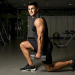 Sportler trainiert Kniebeugen mit einen Ausfallschritt