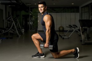 Sportler trainiert Kniebeugen mit einen Ausfallschritt