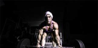 Ein Bodybuilder beim Kreuzheben
