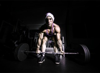 Ein Bodybuilder beim Kreuzheben