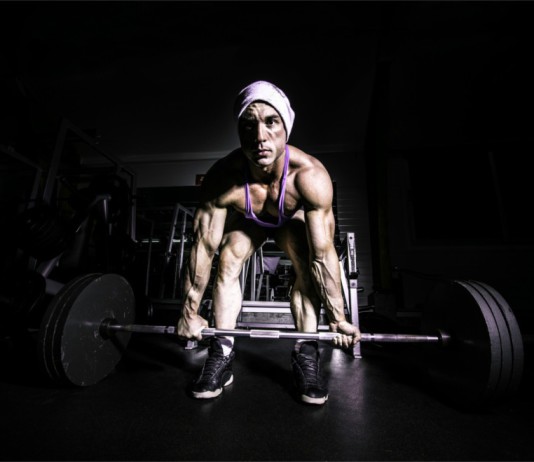 Ein Bodybuilder beim Kreuzheben