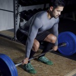 Sportler trainiert Kreuzheben mit einer Langhantel