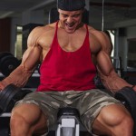 Sportler auf einer Schrägbank trainiert Kurzhantel-Curls