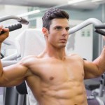 Sportler trainiert seinen Brustmuskeln am Gerät