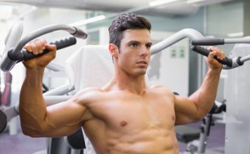 Sportler trainiert seinen Brustmuskeln am Gerät