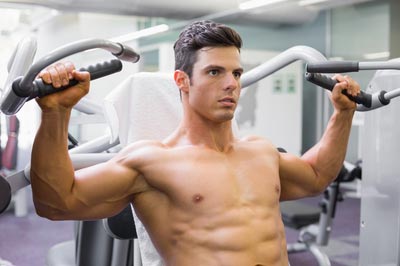 Sportler trainiert seinen Brustmuskeln am Gerät