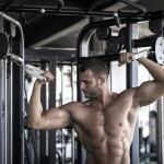 Sportler trainiert Scottcurls an einer Kabelzug-Maschine