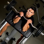 Sportler im Fitnessstudio trainiert an der Larry-Scott-Bank