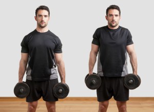 Sportler trainiert Shrugs mit der Kurzhantel - auch Schulterhochziehen genannt
