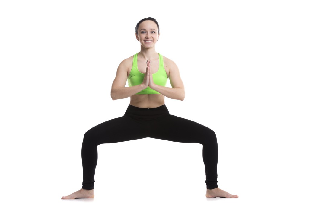 Eine schlanke Frau in einer Yogapose