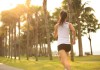 Eine fitte Frau beim Joggen am Meer