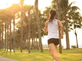 Eine fitte Frau beim Joggen am Meer
