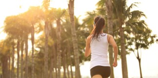 Eine fitte Frau beim Joggen am Meer