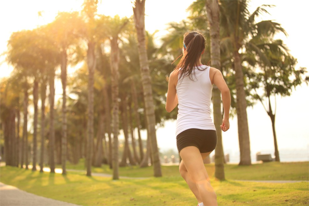 Eine fitte Frau beim Joggen am Meer