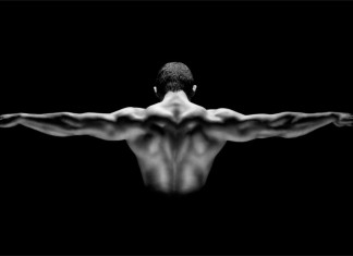 Ein trainierter Mann in der Michael Jordan Pose. S/W