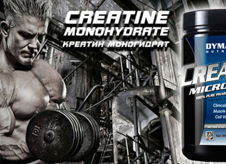 Ein extrem muskulöser Mann mit einer Kurzhantel und daneben das Produkt Dymatize Creatin
