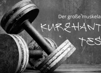 Zwei Kurzhanteln liegen auf einem Tisch (s/w)