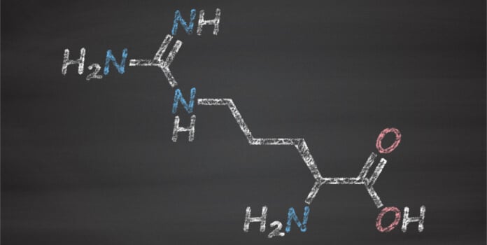 Die Strukturformel von L-Arginin an eine Tafel gemalt